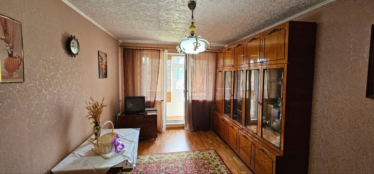 ‼Продам 2-комн. квартиру на кв. Шевченко! 44/27/5,5м², 5/5-эт. АВТОНОМНОЕ отопление! Крыша не течёт, ступеньки на лестничной клетке широкие. Хорошее, жилое, состояние, комнаты раздельные, окна м/п (тройное стекло), балкон утеплен и застеклён. полы утеплены. Вся мебель и техника остаётся. Рядом вся инфраструкт...
