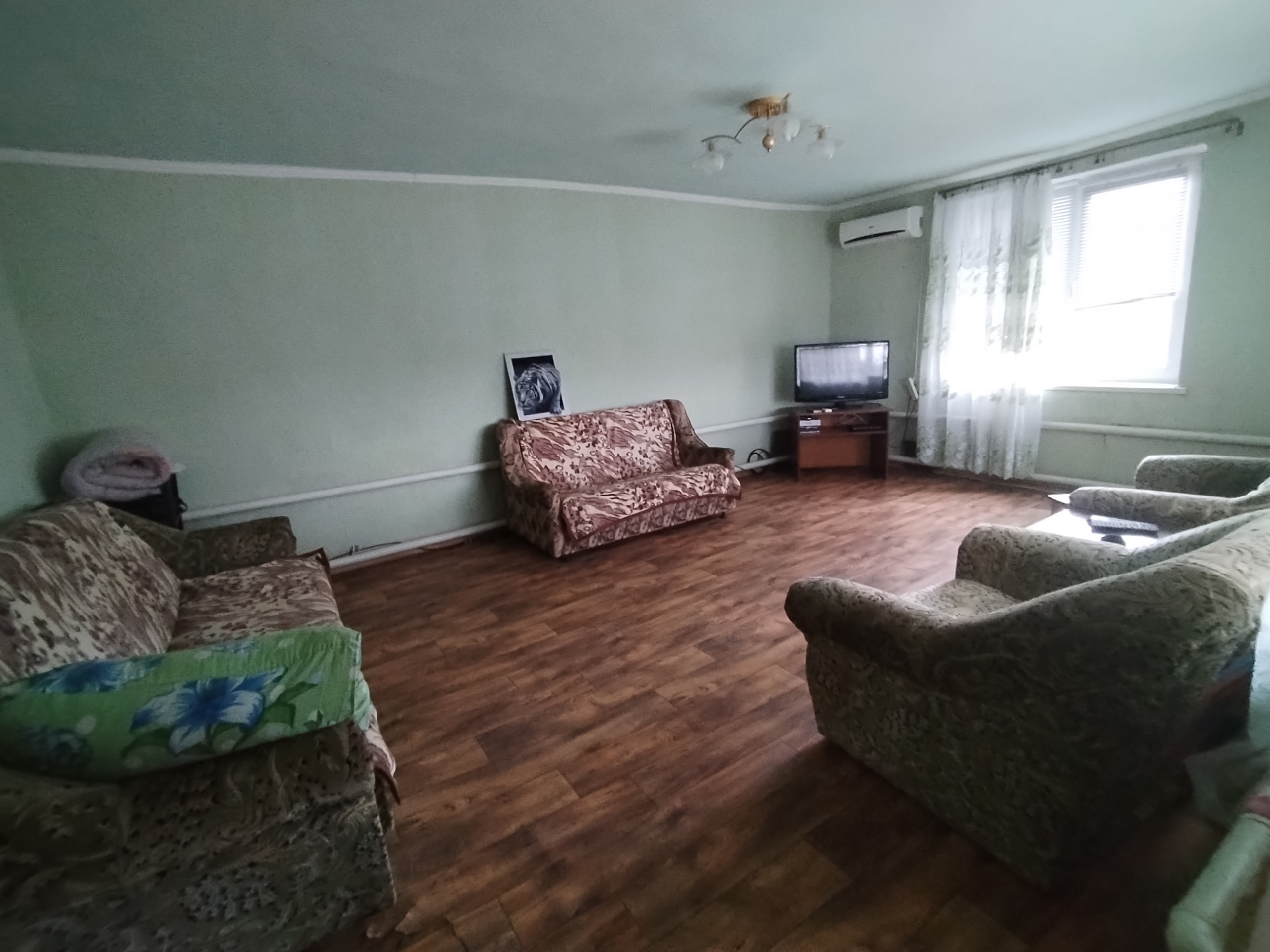 Продам Краснодонский район, с. Власовка. Индивидуальное отопление, пластиковые окна, кондиционер, вода скважина /станция, имеются хозпостройки, удобства в доме. Недалеко от дома речка. Цена 850 тыс. + 79591485023...