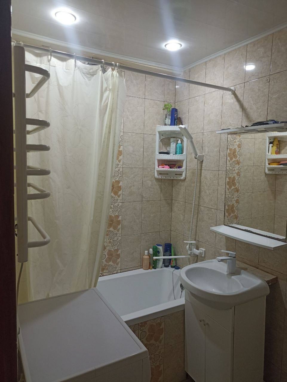 🏠 В продаже 2-комнатная квартира на кв. Комарова 📍 5/5 этаж | 40 м² | с балконом ✨ М/п окна 🔥 Новые радиаторы ❄ Кондиционер 🎯 Натяжные потолки 🛁 Совмещённый санузел Квартира в хорошем жилом состоянии — можно сразу заехать и жить без лишних вложений! 🌿 Локация — ключевое преимущество: —ТЦ «Каштан» — Школа и де...