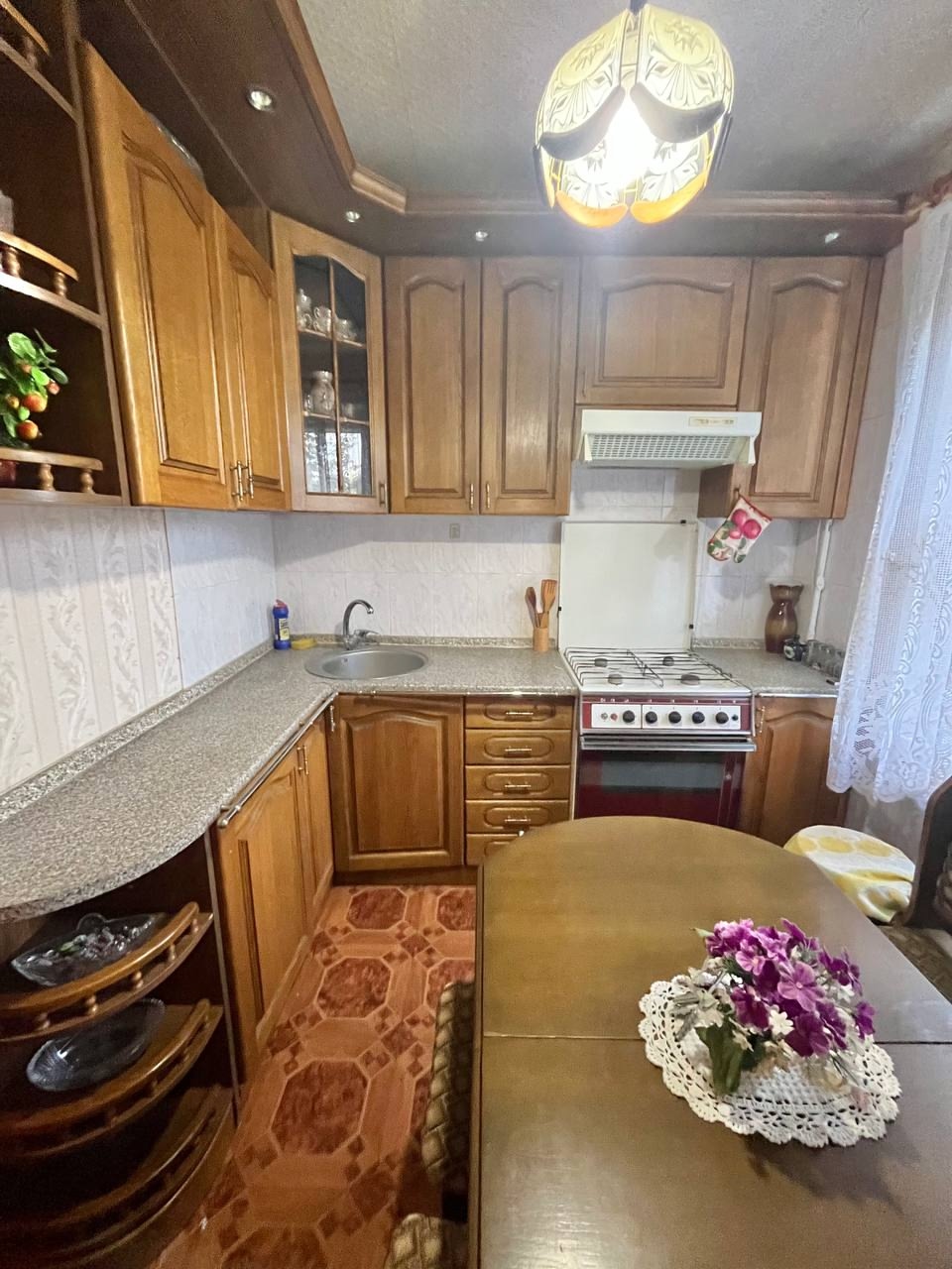 Продам 👍3-кк с АВТОНОМНЫМ отоплением на кВ. Ватутина . 4 ЭТАЖ 👍9-го дома. Общая площадь квартиры 67 м2 . Комнаты изолированы, санузел совмещен, 2 балкона застеклены. Во всей квартире окна м/п , дубовая столярка, электрика медная, разводка эко пластик. Квартира в отличном состоянии заходи и живи. Вся мебель ос...
