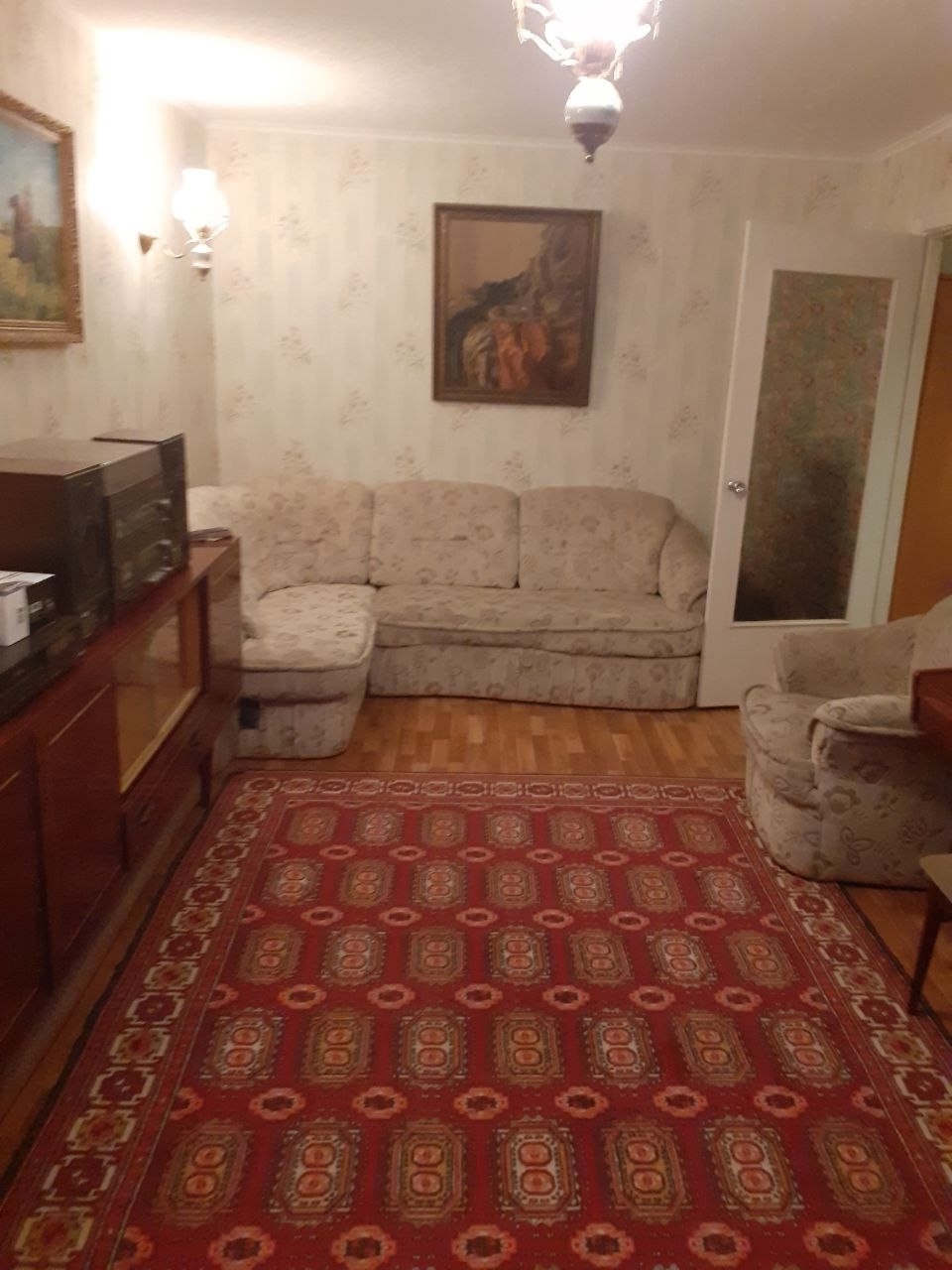 Сдам 2 комнатную квартиру в центре Луганска- ул.Коцюбинского в жилом состоянии с мебелью и новой бытовой техникой. В наличии холодильник, бойлер, стир...