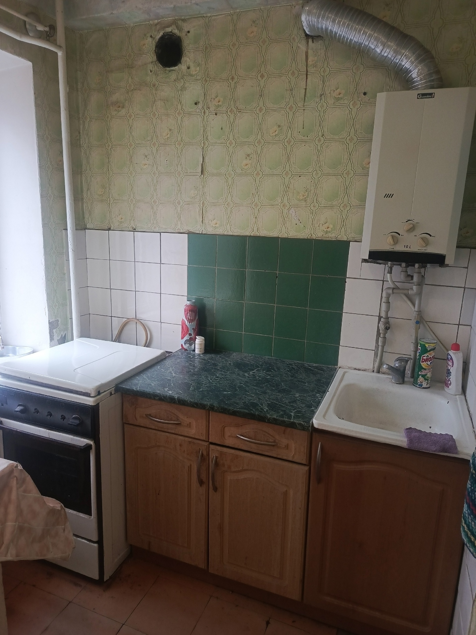 г. Алчевск Продается 1 комнатная квартира по улице Чапаева, район (Айсберга). 3-й этаж/ 5-ти этажного дома, под ремонт. Общая площадь 28 кв. м., кухня 6,4 кв. м. МП окна и балкон (не остеклен), газовая колонка, входная металлическая дверь, 2 кладовые, санузел совмещен. Квартира не угловая. 📂Документы РФ. 💰Цен...