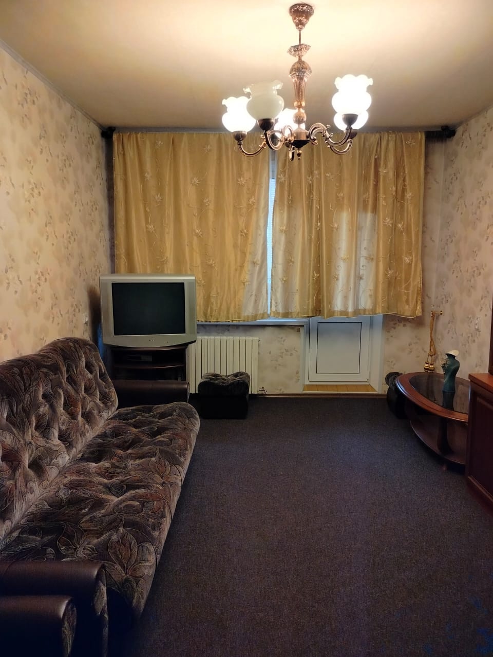 Продаю двухкомнатную квартиру в самом центре города. ЛНР, Кировск . Квартира находится на четвертом этаже, пятиэтажного, кооперативного дома. Состояние хорошее.В квартире имеются две застеклённые лоджии, пластиковые окна, индивидуальное отопление, двухконтурный итальянский котел Westen. Квартира оснащёна всей...