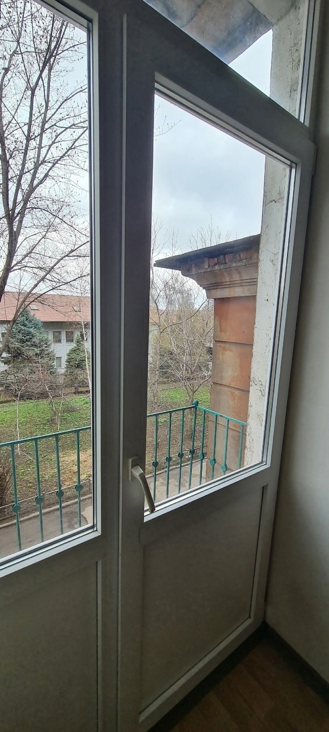 Объект 1280 г. Алчевск ! 2-к сталинка по пр. Ленина. Район фонтана. ОП-56/9. Комнаты раздельные, по разные стороны. 2 этаж, не угловая. Окна пластиковые , есть небольшой балкончик. Дверь входная железная, двойная. Санузел раздельный, в кафеле. Есть кладовка. Проводка поменяна, стены выровнены. Напольное покры...