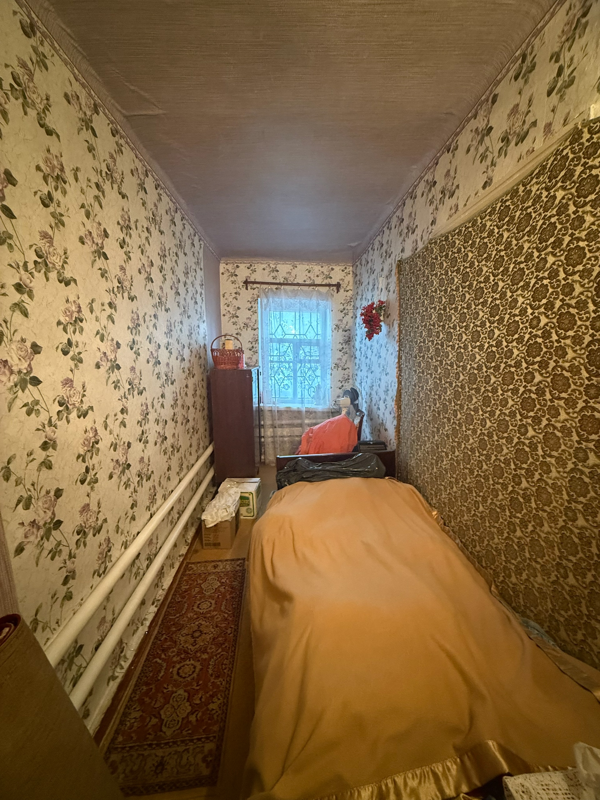 Г.Свердловск.Продается дом 🏠 на Должанке по улице Кутузова.Скважина!!!Отопление газовое!!!Гараж на две машины!!!Летняя кухня!Хоз постройки!Сад!Огород!В доме все остается!Тел +79591167383...